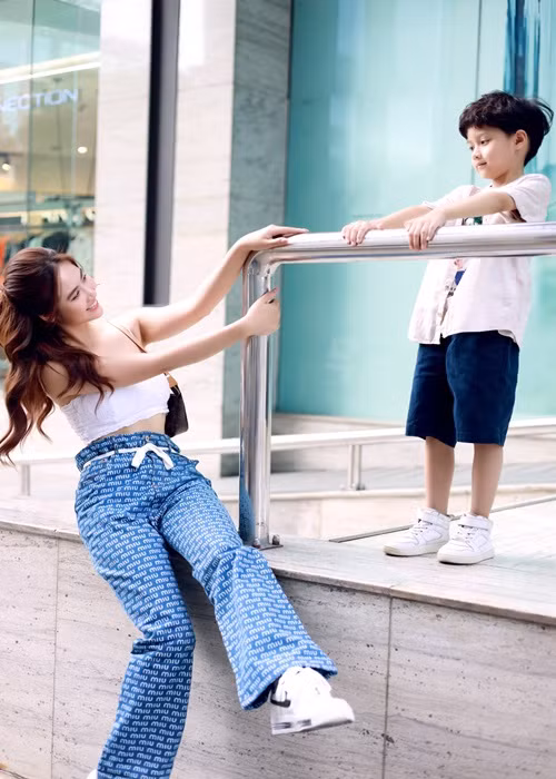 Trong gần 1 năm bận rộn với lịch quay “Thương ngày nắng về”, Huyền Lizzie không có nhiều thời gian dành cho con trai vì vậy bé Nem ở bên nhà nội để được ông bà chăm sóc nhiều hơn.