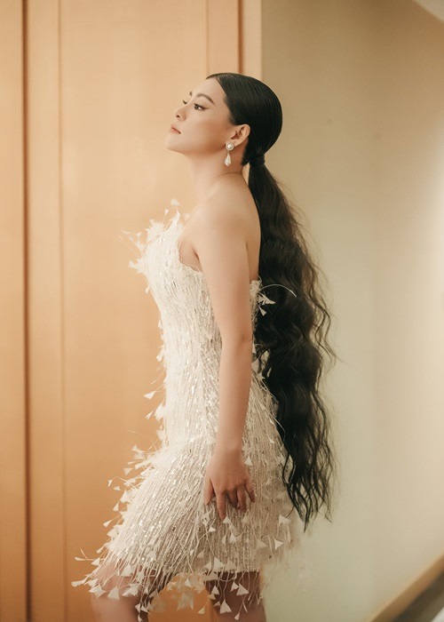 Lan Hương chuộng trang phục khoe vẻ đẹp hình thể khi đi hát. Ảnh: FBNV