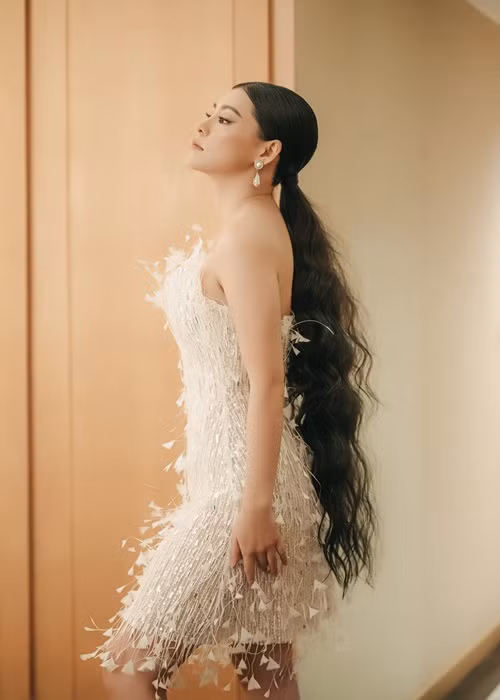 Lan Hương chuộng trang phục khoe vẻ đẹp hình thể khi đi hát. Ảnh: FBNV