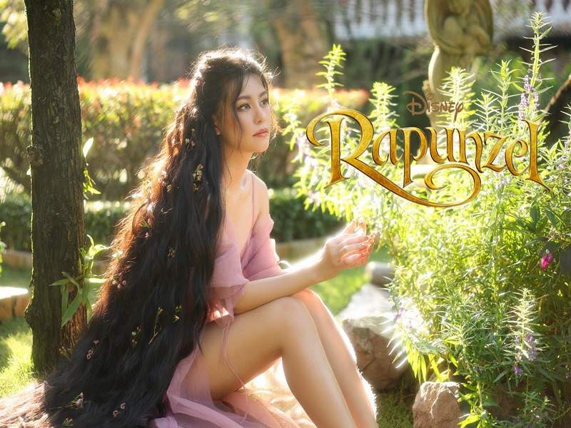 Cô hóa công chúa tóc mây trong một bộ ảnh. Ảnh: FBNV