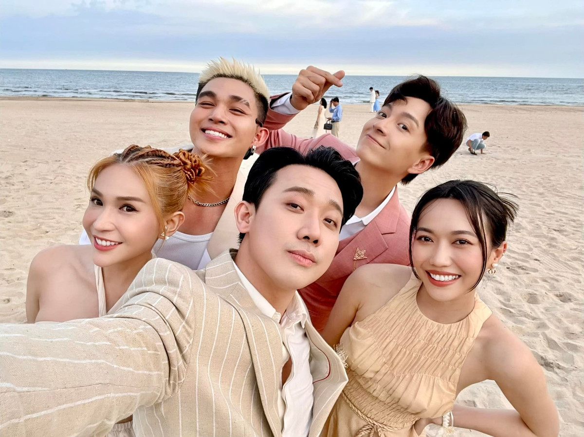 Khả Như chụp ảnh cùng các đồng nghiệp dự đám cưới của Minh Hằng. Ảnh: FBNV