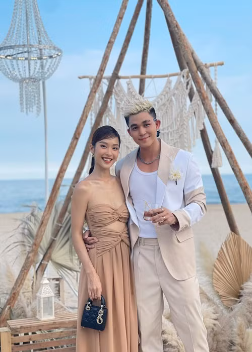 Đám cưới của Minh Hằng có sự góp mặt của nhiều sao Việt. Trong ảnh là Khả Ngân và Jun Phạm. Ảnh: FBNV