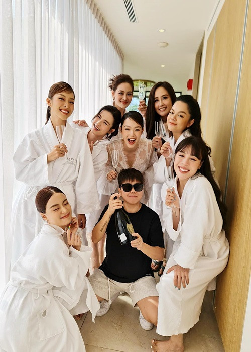 Minh Hằng thắt chặt an ninh đám cưới và lễ gia tiên diễn ra trước đó. Ảnh: FBNV