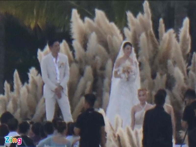 Ông xã của Minh Hằng không lộ rõ mặt trong đám cưới. Ảnh: Zing