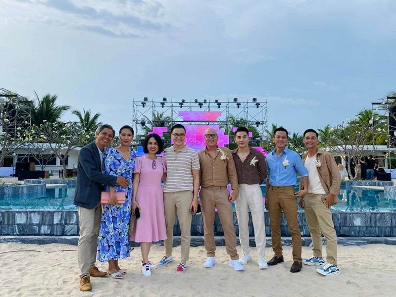 Đám cưới của Minh Hằng còn có sự góp mặt của Lương Mạnh Hải (thứ 4 bên trái), Vũ Ngọc Đãng (thứ 5 bên trái). Ảnh: FBNV