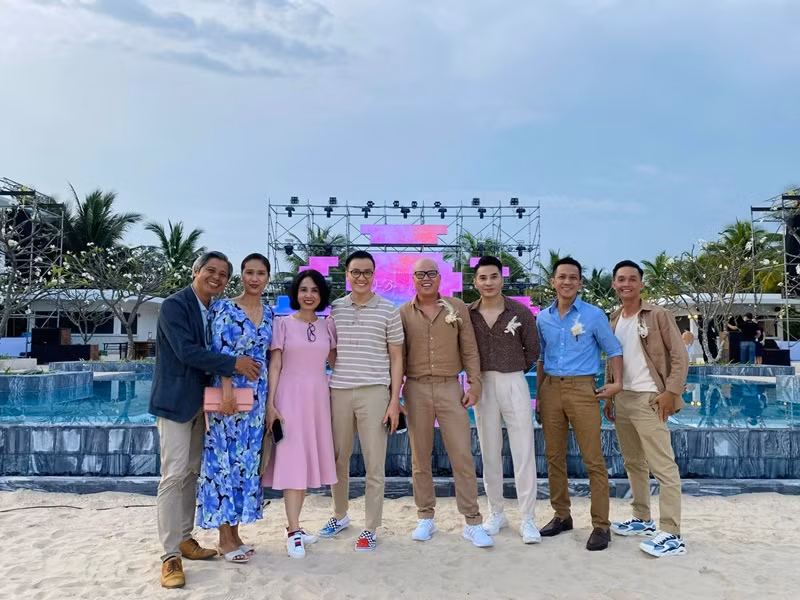 Đám cưới của Minh Hằng còn có sự góp mặt của Lương Mạnh Hải (thứ 4 bên trái), Vũ Ngọc Đãng (thứ 5 bên trái). Ảnh: FBNV