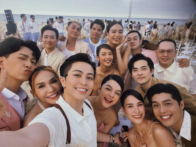 Hội bạn thân của Minh Hằng không thể vắng mặt, gồm: Gil Lê, Hoàng Thùy Linh, vợ chồng Đông Nhi, Noo Phước Thịnh, Mai Phương Thúy, Phạm Quỳnh Anh. Ảnh: FBNV