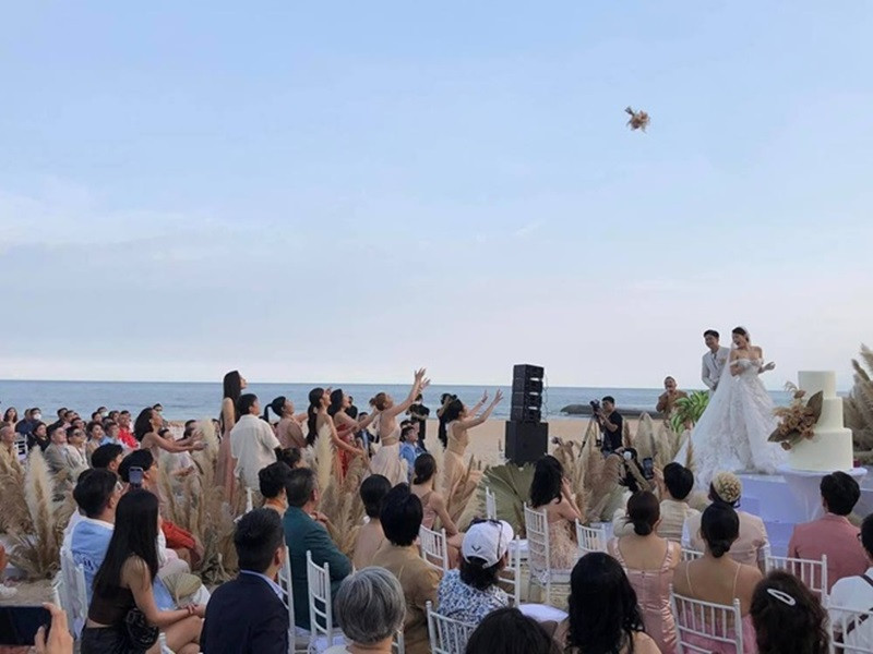 Minh Hằng tung hoa cưới sau khi thực hiện các nghi lễ. Ảnh: Người đưa tin