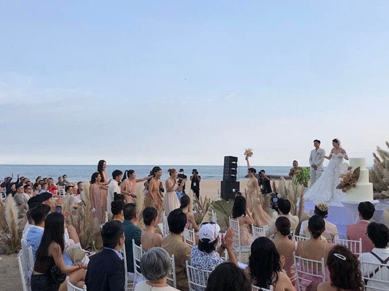 Người bắt được hoa cưới của Minh Hằng là nữ diễn viên hài Diệu Nhi. Ảnh: Người đưa tin