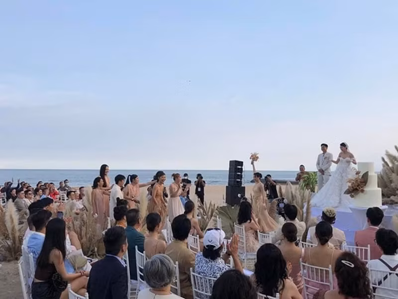 Người bắt được hoa cưới của Minh Hằng là nữ diễn viên hài Diệu Nhi. Ảnh: Người đưa tin