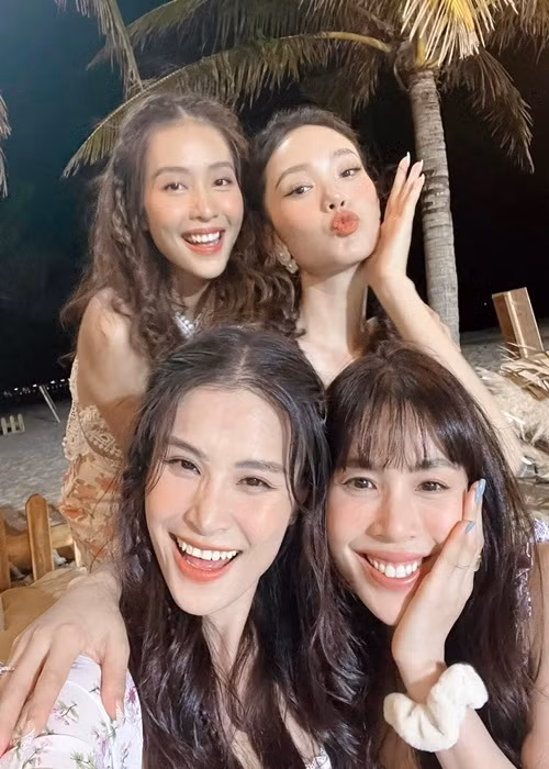 Khả Ngân cũng góp mặt trong bữa tiệc. Nữ diễn viên là người em thân thiết của Minh Hằng. Ảnh: FB Khả Ngân