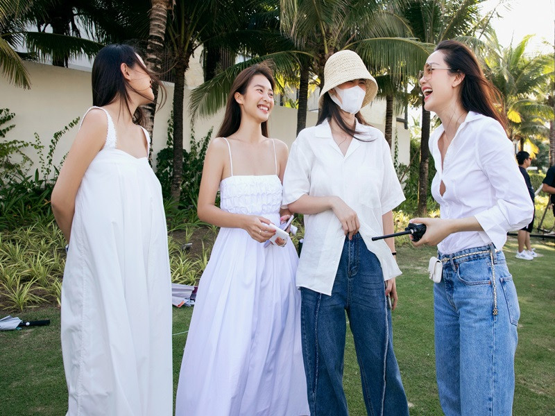 Khả Ngân, Đông Nhi phụ giúp Minh Hằng chuẩn bị cho ngày trọng đại. Ảnh: Người lao động