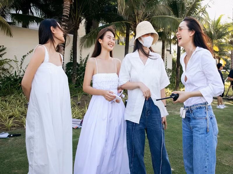 Khả Ngân, Đông Nhi phụ giúp Minh Hằng chuẩn bị cho ngày trọng đại. Ảnh: Người lao động