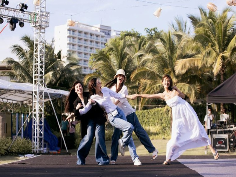 Phút giây vui đùa của Minh Hằng và những người bạn. Ảnh: Zing