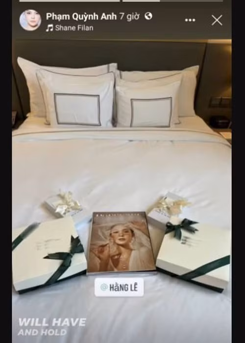 Phạm Quỳnh Anh khoe quà tặng của cô dâu Minh Hằng. Ảnh: Saostar