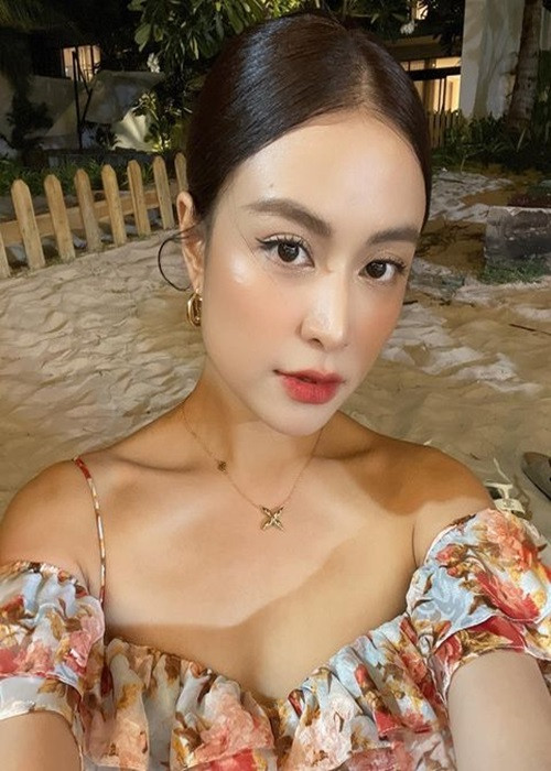 Hoàng Thùy Linh diện váy hoa gợi cảm khi dự tiệc độc thân của Minh Hằng. Ảnh: Instagram Hoàng Thùy Linh