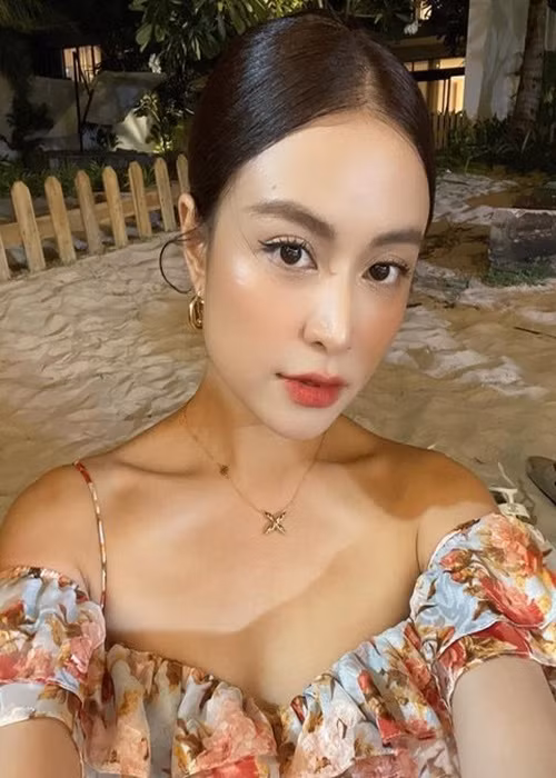 Hoàng Thùy Linh diện váy hoa gợi cảm khi dự tiệc độc thân của Minh Hằng. Ảnh: Instagram Hoàng Thùy Linh