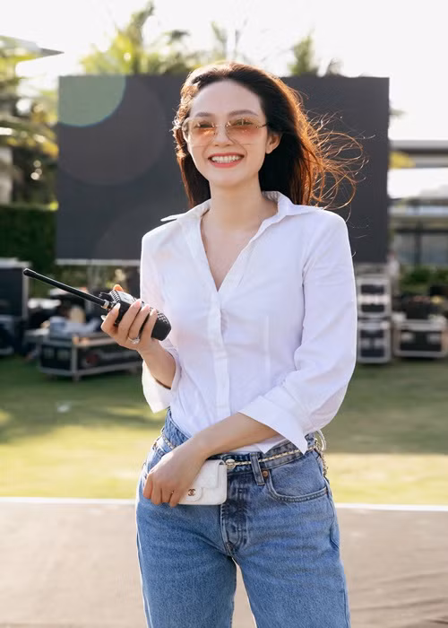 Chiều ngày 17/6, Minh Hằng bận rộn chỉ đạo, kiểm tra mọi thứ từ âm thanh ánh sáng cho đến việc sắp xếp trang trí cho đám cưới vào ngày 18/6. Ảnh: Người lao động