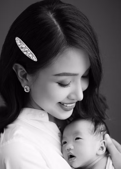 Vân Hugo đăng tải không ít hình ảnh tình cảm bên thiên thần nhỏ của mình.