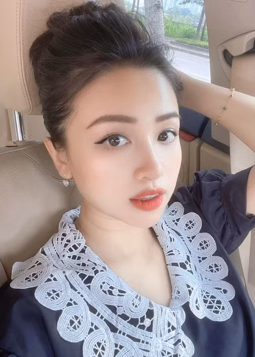 Vân Hugo kiểm soát tốt cân nặng khi mang bầu. Hậu sinh nở, cô về dáng nhanh chóng. Nhiều người cho rằng nữ MC nhuận sắc hơn dù mới một tháng sinh con.