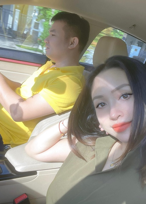 Sau cuộc hôn nhân đầu tiên đổ vỡ, vất vả khi làm mẹ đơn thân, giờ đây Vân Hugo tận hưởng cuộc sống mới với hạnh phúc viên mãn. Cô chia sẻ: "Ông Trời dường như đã sắp xếp để tôi có tất cả những gì mình mơ ước từ bé đến lớn ở tuổi 35 và ông xã chính là người thực hiện điều đấy. Đã đến lúc tất cả những gì tôi từng phải trải qua đều được bù đắp xứng đáng".