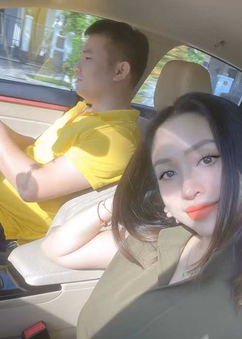 Sau cuộc hôn nhân đầu tiên đổ vỡ, vất vả khi làm mẹ đơn thân, giờ đây Vân Hugo tận hưởng cuộc sống mới với hạnh phúc viên mãn. Cô chia sẻ: "Ông Trời dường như đã sắp xếp để tôi có tất cả những gì mình mơ ước từ bé đến lớn ở tuổi 35 và ông xã chính là người thực hiện điều đấy. Đã đến lúc tất cả những gì tôi từng phải trải qua đều được bù đắp xứng đáng".