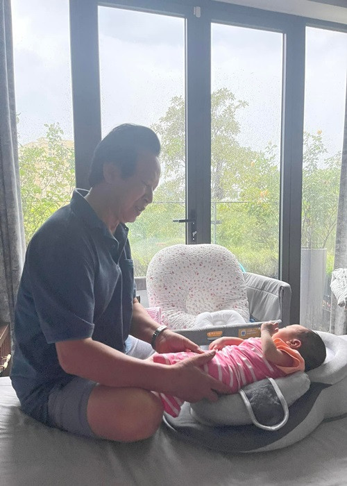 Vân Hugo đăng tải hình ảnh bố đẻ bên bé Bình An. Đi kèm với đó, cô viết: "Tình yêu lớn tình yêu nhỏ".