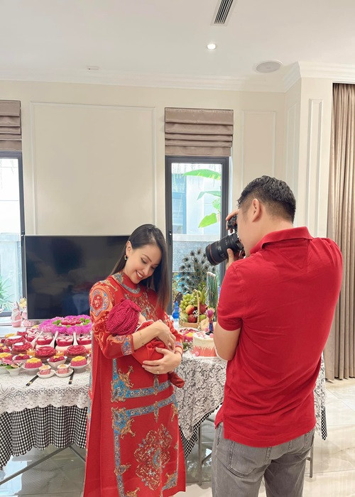 Vân Hugo cùng con gái mặc áo dài đỏ.