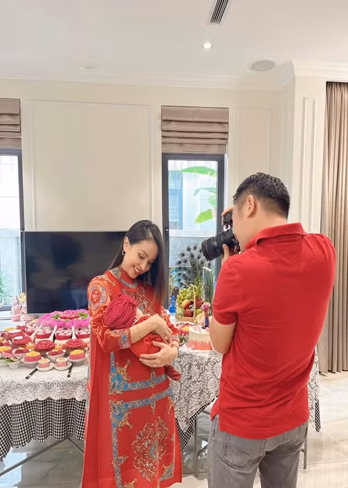 Vân Hugo cùng con gái mặc áo dài đỏ.