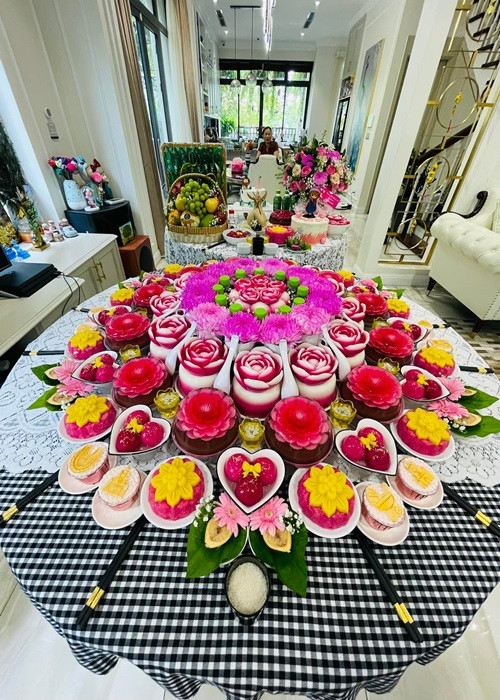 Vợ chồng nữ MC bày mâm cỗ khá hoành tráng.