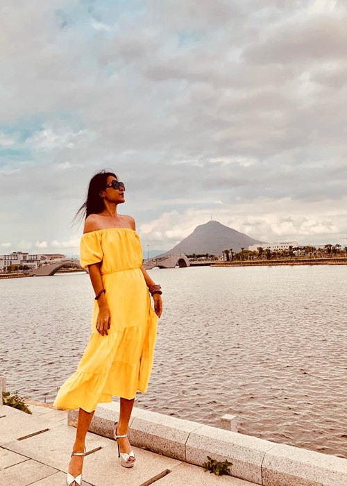 Y Nhung chuộng trang phục tôn vẻ gợi cảm.