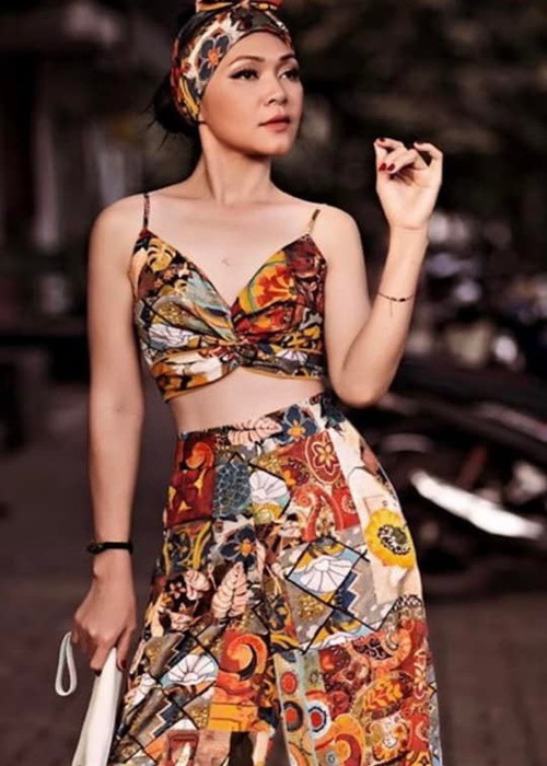 Vòng eo của Y Nhung không chút mỡ thừa.