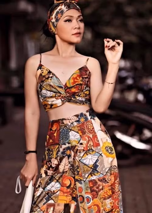 Vòng eo của Y Nhung không chút mỡ thừa.