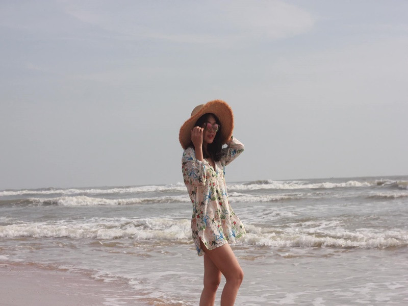 Nữ diễn viên diện mốt giấu quần trong một chuyến đi biển.