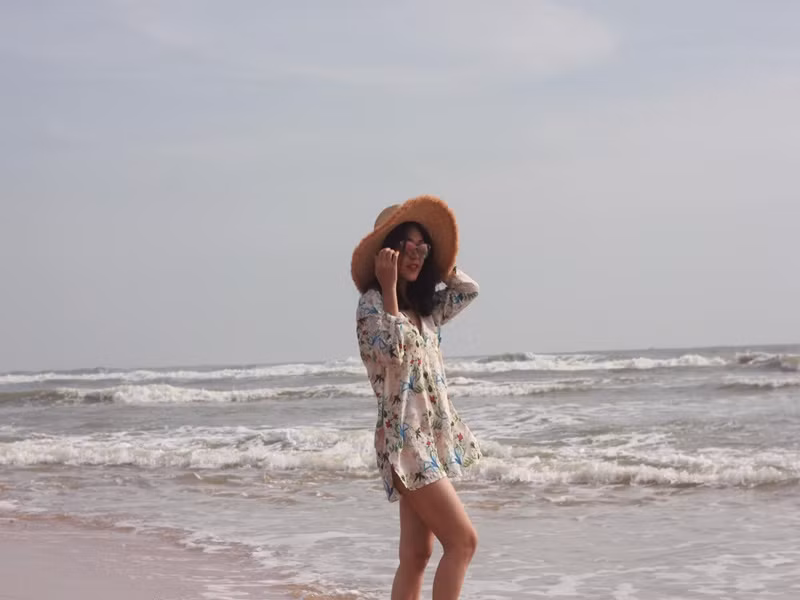 Nữ diễn viên diện mốt giấu quần trong một chuyến đi biển.