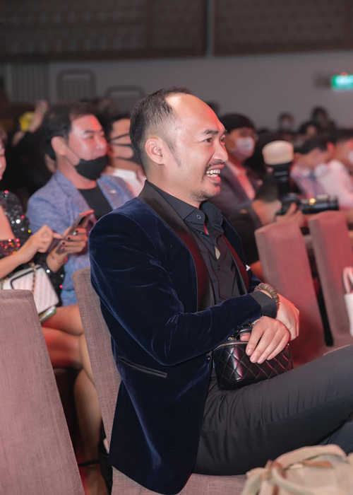 Tiến Luật từng giữ túi cho Thu Trang tại một sự kiện. Ảnh: Thương hiệu và pháp luật