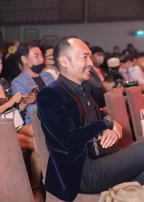 Tiến Luật từng giữ túi cho Thu Trang tại một sự kiện. Ảnh: Thương hiệu và pháp luật