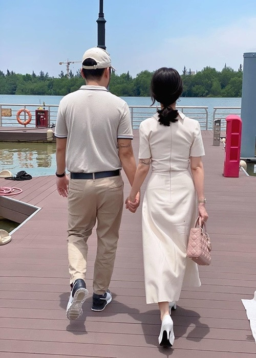 Nam diễn viên hài còn xăm hình đôi với bà xã. Ảnh: Yan