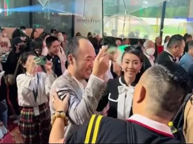 Không những vậy, nam diễn viên hài còn cầm dù che cho bà xã để cô thoải mái trò chuyện cùng đồng nghiệp. Ảnh: Vietnamnet