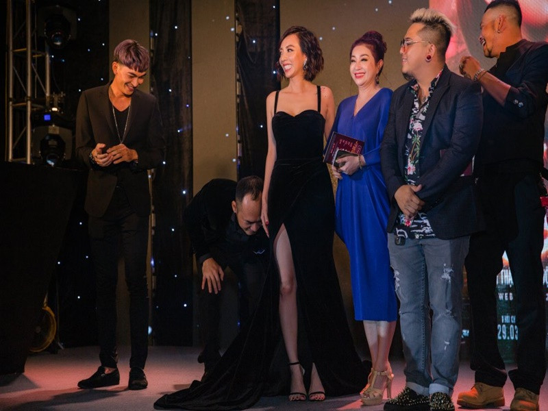 Nam diễn viên liên tục sửa váy cho bà xã để cô không bị vấp ngã trên thảm đỏ. Ảnh: VTC