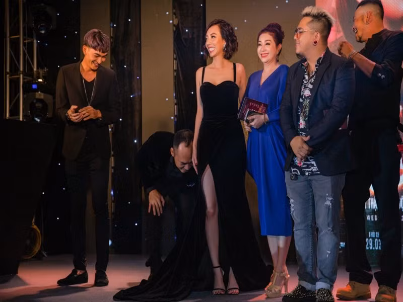 Nam diễn viên liên tục sửa váy cho bà xã để cô không bị vấp ngã trên thảm đỏ. Ảnh: VTC