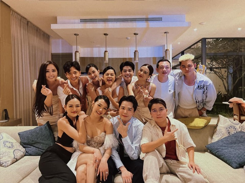 Hội bạn thân "Gia đình Văn hóa" đồng hành cùng Minh Hằng trong ngày cưới. Ảnh: FBNV