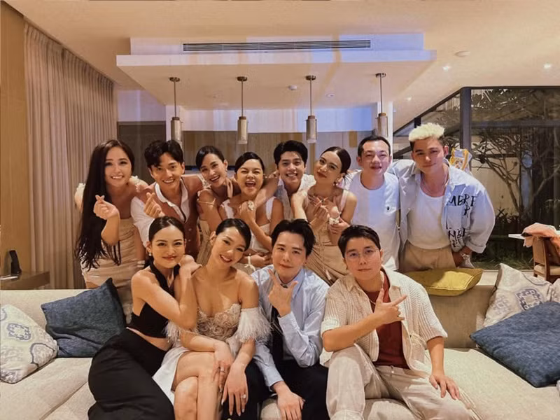 Hội bạn thân "Gia đình Văn hóa" đồng hành cùng Minh Hằng trong ngày cưới. Ảnh: FBNV