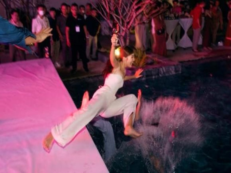 Dàn mỹ nhân Việt bị ném xuống hồ bơi trong tiệc tối. Trong ảnh là Khả Ngân. Ảnh: Công lý và xã hội