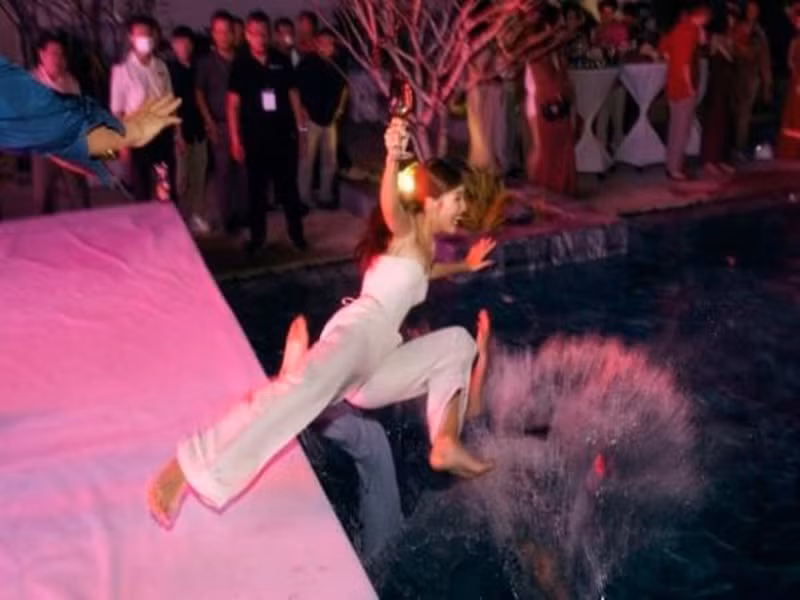 Dàn mỹ nhân Việt bị ném xuống hồ bơi trong tiệc tối. Trong ảnh là Khả Ngân. Ảnh: Công lý và xã hội