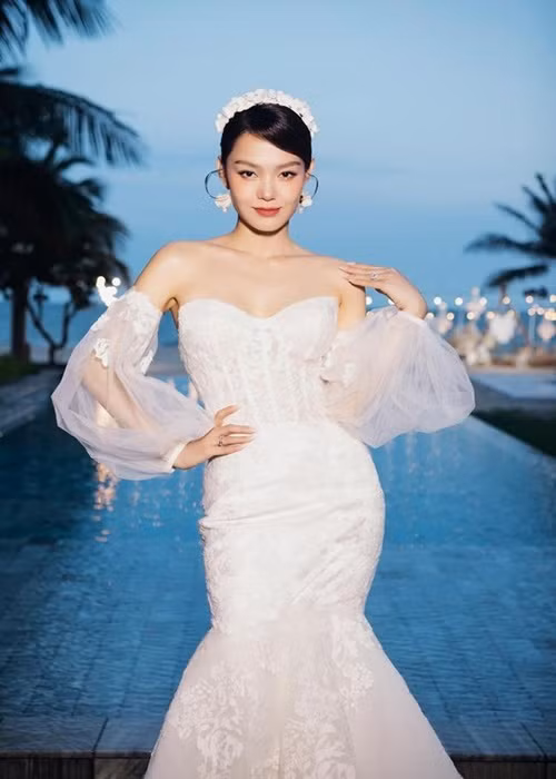 Nữ ca sĩ Minh Hằng liên tục thay trang phục trong ngày trọng đại. Ảnh: Tiền Phong