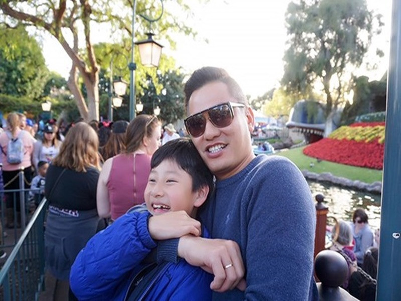 Theo Jennifer Phạm, doanh nhân Đức Hải là người nói chuyện, giúp bé gỡ rối những khúc mắc tuổi dậy thì. Ảnh: Dân Việt