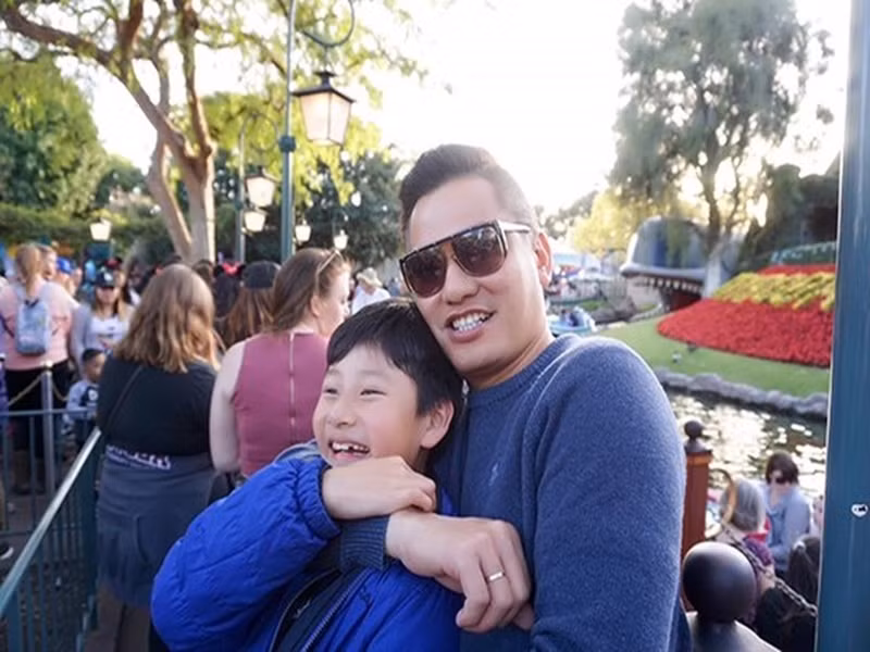 Theo Jennifer Phạm, doanh nhân Đức Hải là người nói chuyện, giúp bé gỡ rối những khúc mắc tuổi dậy thì. Ảnh: Dân Việt