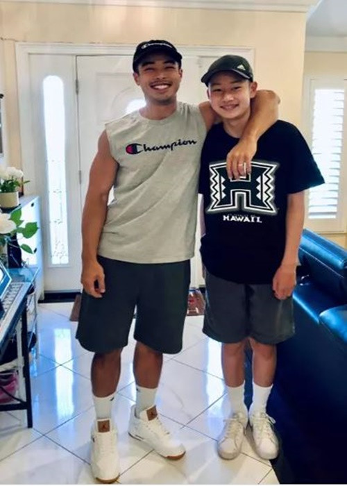 Cách đây 1 năm, Jennifer Phạm khoe Bảo Nam cao 1m75, đứng cạnh cậu ruột cao 1m89. Ảnh: FBNV