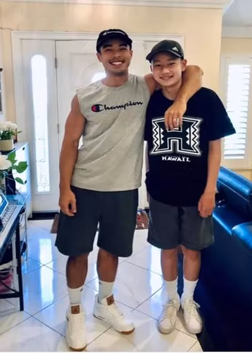 Cách đây 1 năm, Jennifer Phạm khoe Bảo Nam cao 1m75, đứng cạnh cậu ruột cao 1m89. Ảnh: FBNV